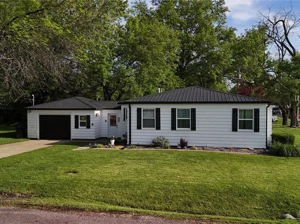 1701 N 17th St, Belleville, IL 62226