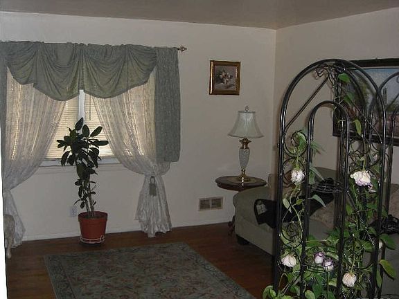 4th image of 116 Russell Ave