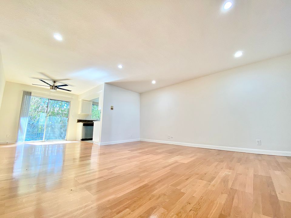 1st image of 13136 Moorpark St #9A
