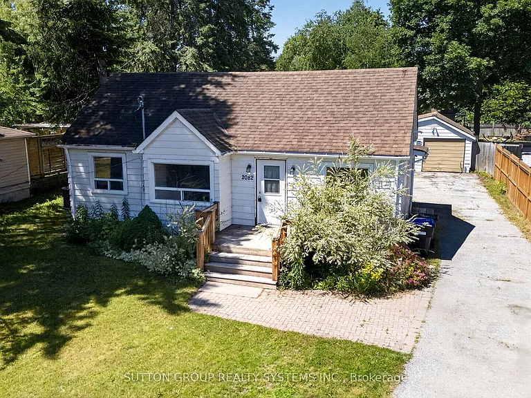 2082 Lilac Dr — Photo 2