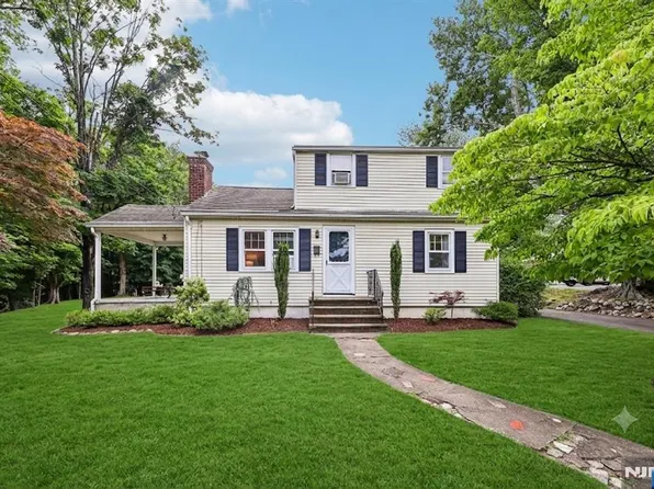 3 Madison Hts, Wyckoff, NJ 07481