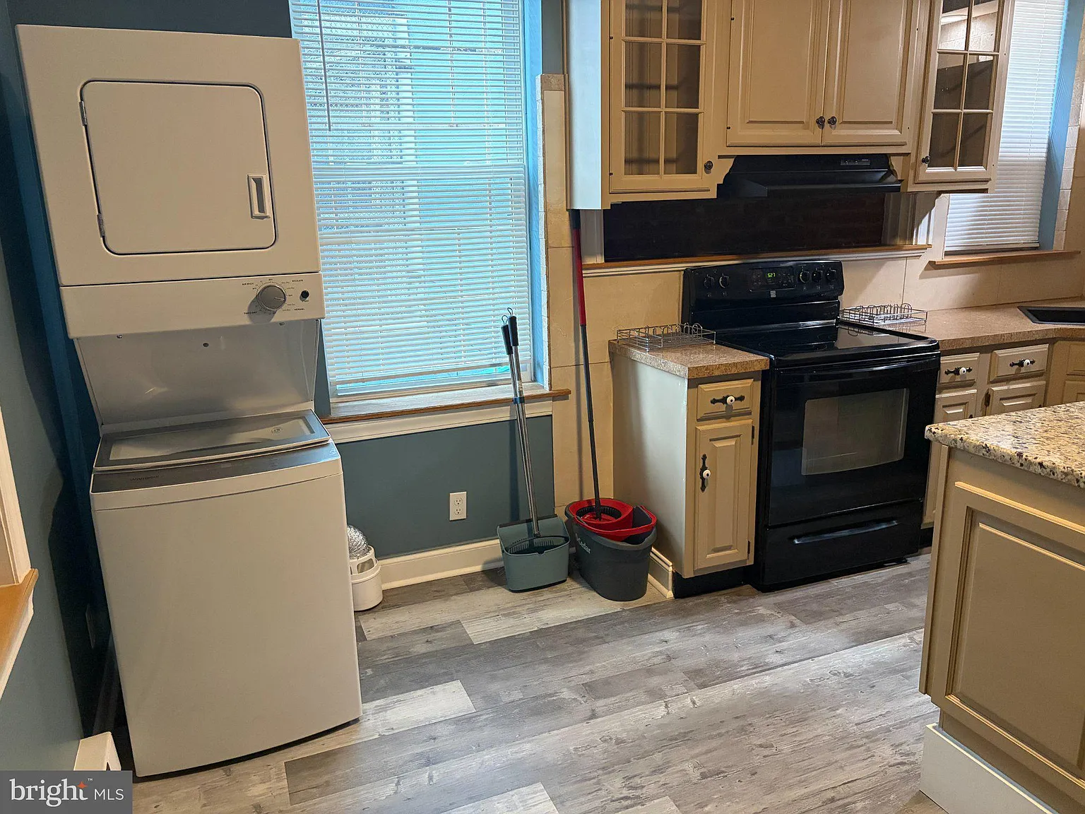2 bed, 1.0 bath, 975 sqft, $1,200 — Photo 2