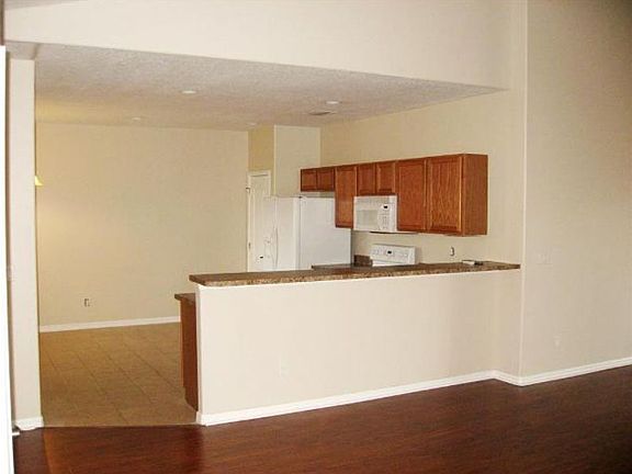 4th image of 1035 Venetian Dr