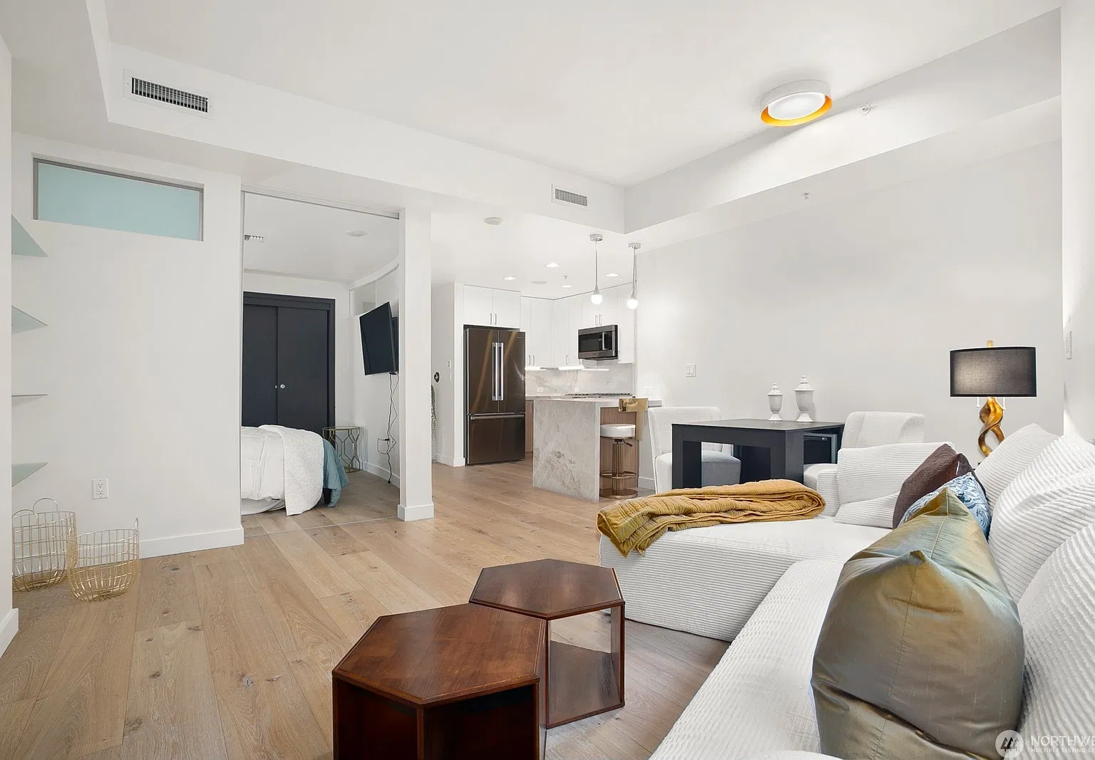 1 bed, 710 sqft, $2,995 — Photo 2