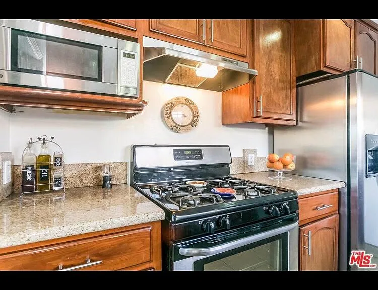 Chef's Kitchen, all stainless appliances included