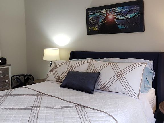Queen bedroom, wall mounted TV with wifi, cable