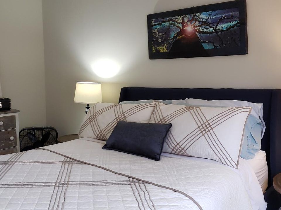 Queen bedroom, wall mounted TV with wifi, cable