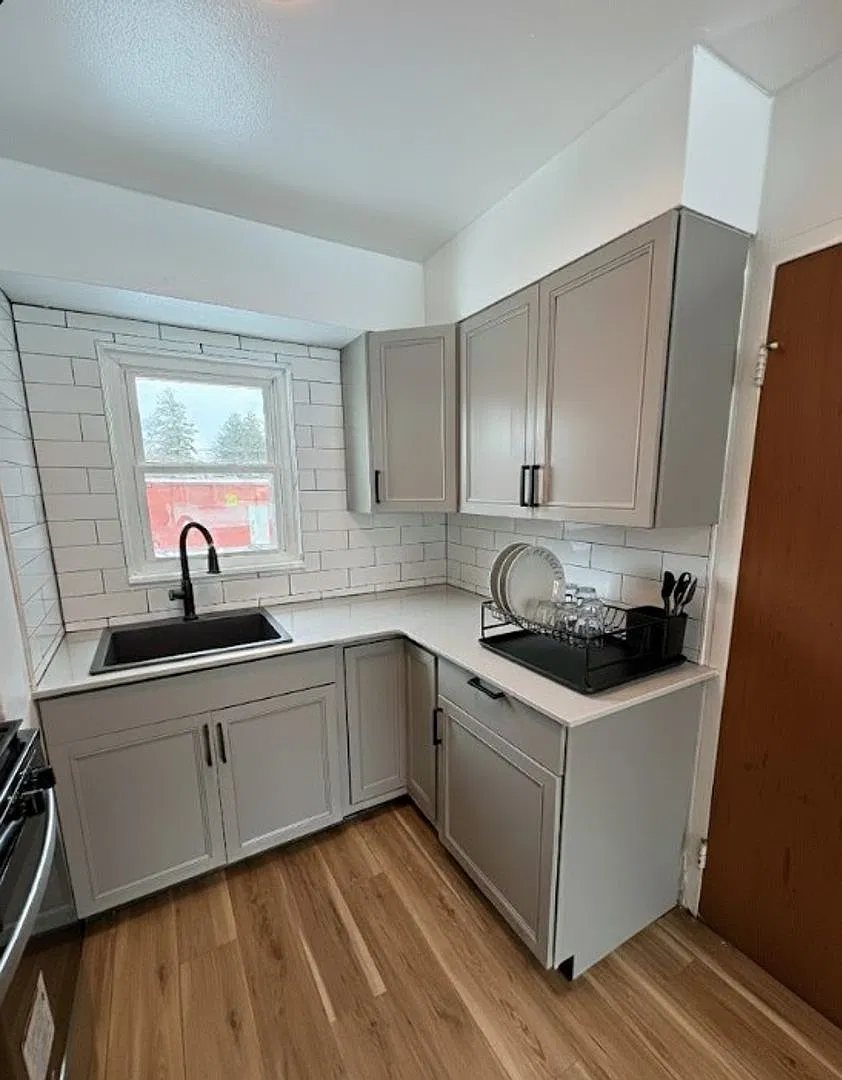 201 - 207 Parkview Blvd — Photo 2