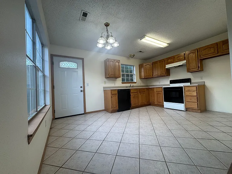 1502 Crescent St — Photo 4