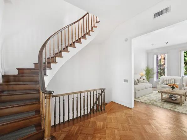 243 East 61st Street image 2 of 16