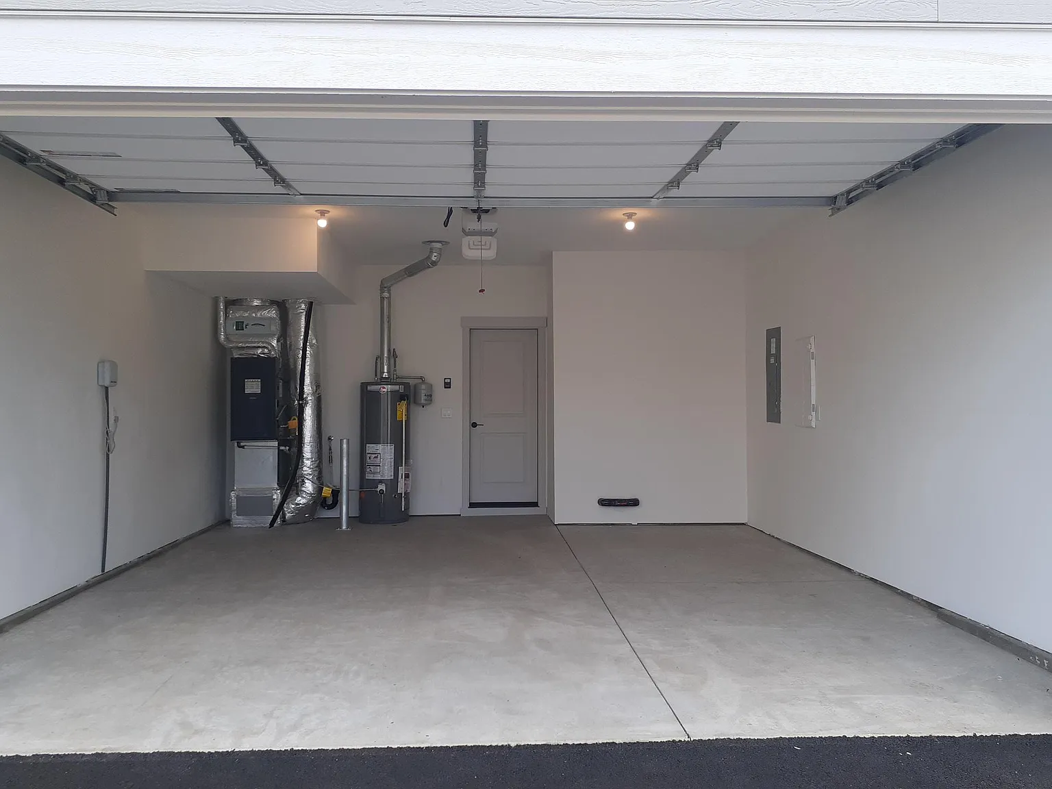 3 bed, 2.5 bath, 2010 sqft, $2,500 — Photo 3