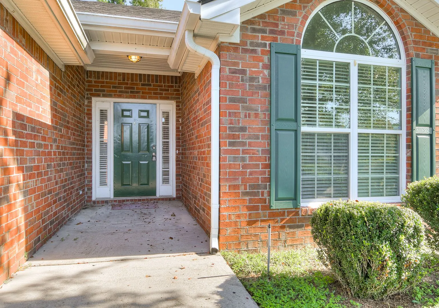 Updated 4 Bedroom Ranch — Photo 4
