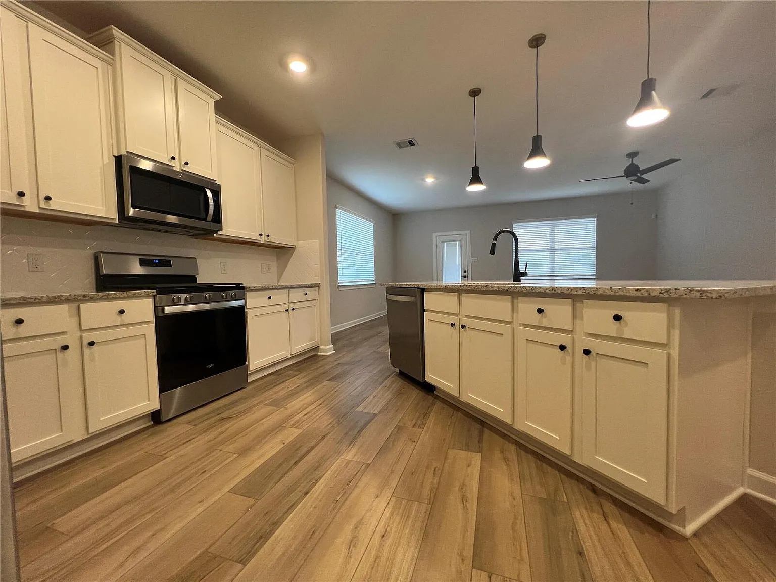 3 bed, 2.0 bath, 1631 sqft, $2,150 — Photo 4