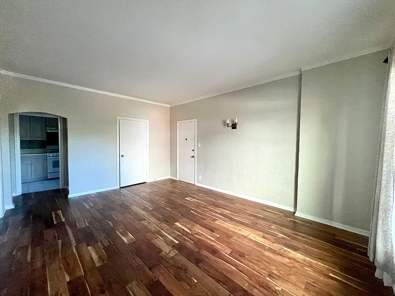 1426 N Edgemont St #10 — Photo 2