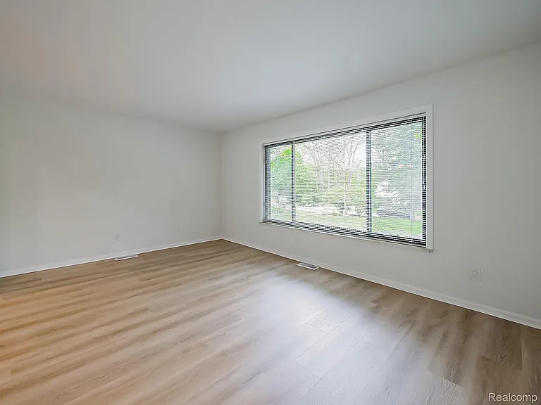 7580 Thornwood St — Photo 33