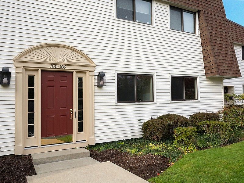 Like New Main Level Southport Condo