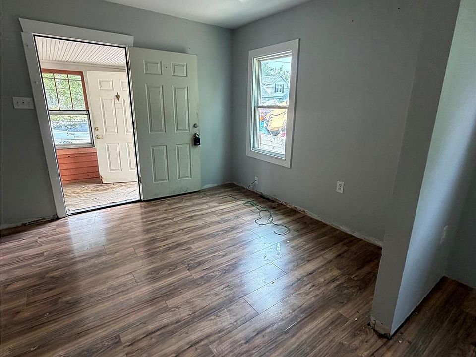 2nd image of 934 Barrie Ave