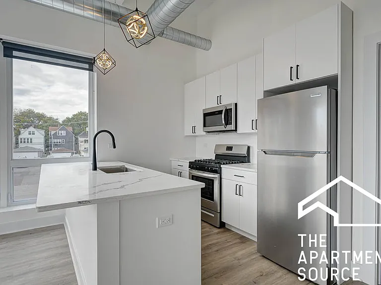 4709 N Artesian Ave #203 — Photo 1