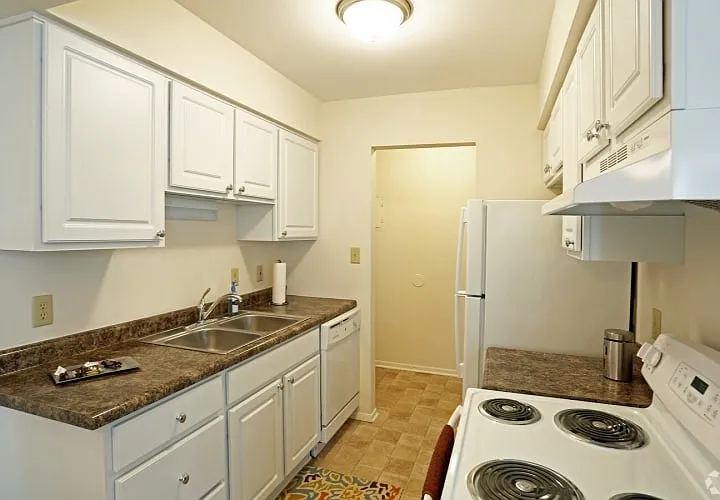 Sterling Pointe Apartments — Photo 4
