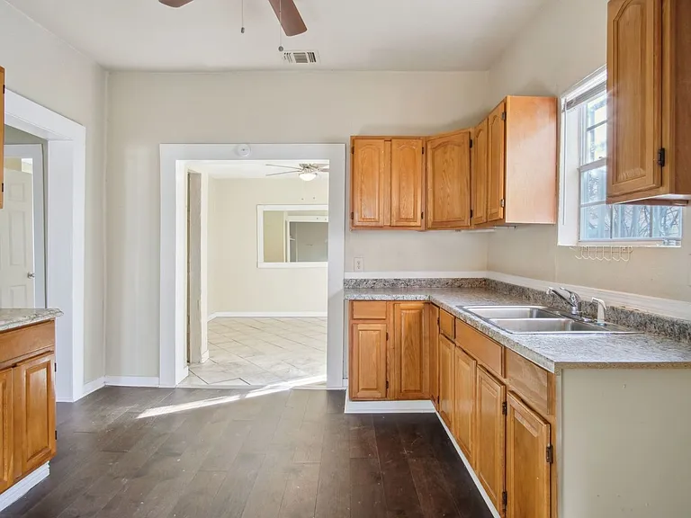 1518 Burnet St — Photo 10