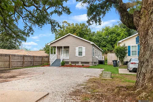 111 West Dr Photo 1