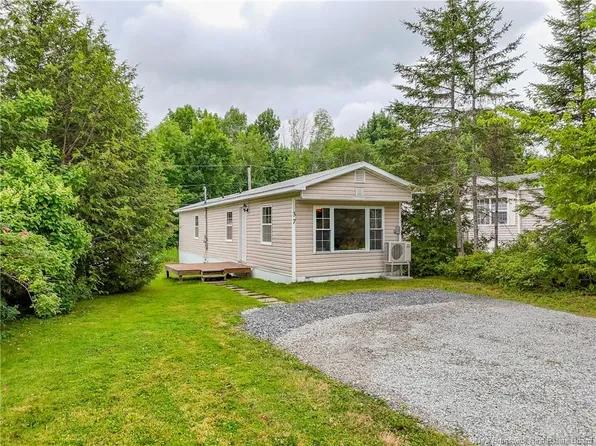 37 Eastwood St, Fredericton, NB E3B 6M8