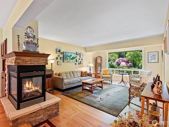 4th image of 18414 NE 26th Way