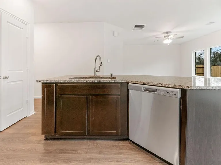 403 Magnolia St — Photo 9
