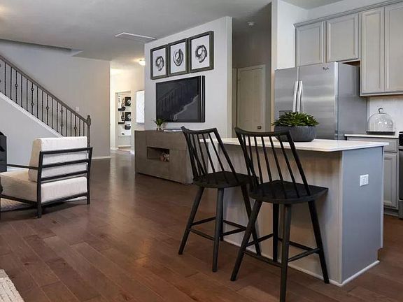3rd image of 727 Bayberry Cir