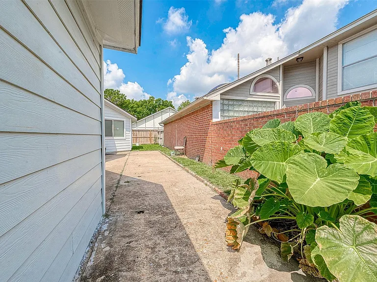 9310 Corner Oaks Ln — Photo 39