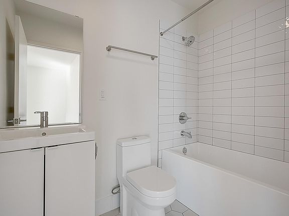 4th image of 513 1/2 N Heliotrope Dr