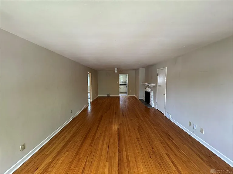 440 Lonsdale Ave #1 — Photo 3