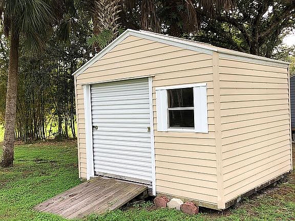 10 X 12 Shed W/Cust. Shelves