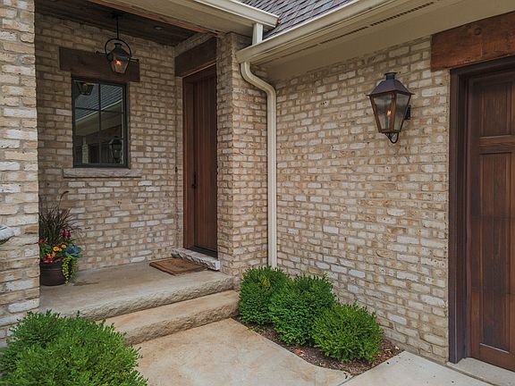 The service door is only only charming, it is super convenient for deliveries, unloading your car, o