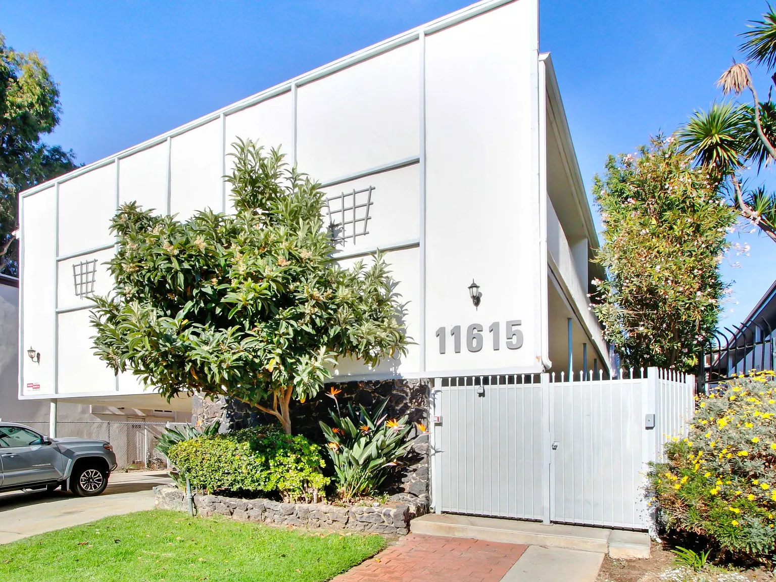11615 Darlington, Prime Brentwood, Steps to San Vicente — Photo 4
