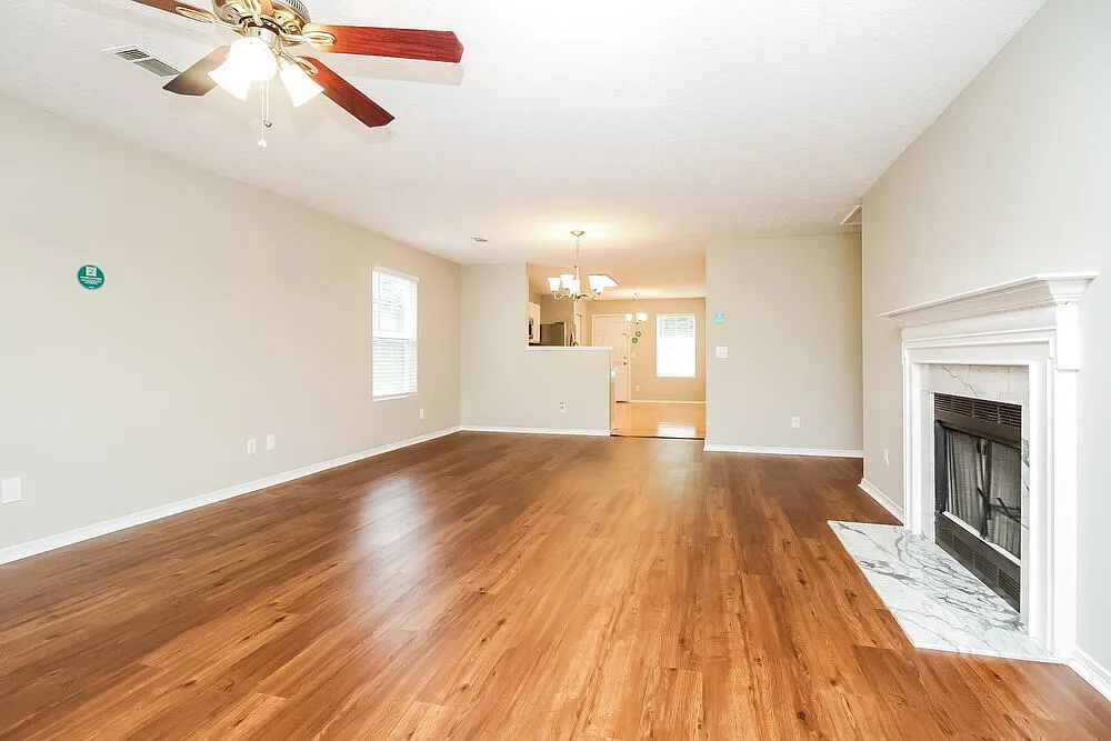 3 bed, 2.0 bath, 1429 sqft, $2,135 — Photo 3