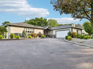 5 Corwin Ct, Dix Hills, NY 11746