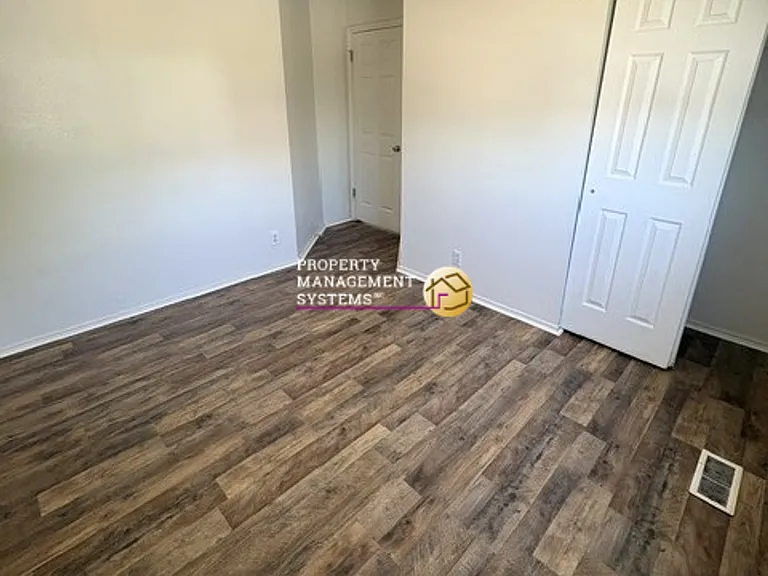 5117 W Loomis Ln — Photo 21