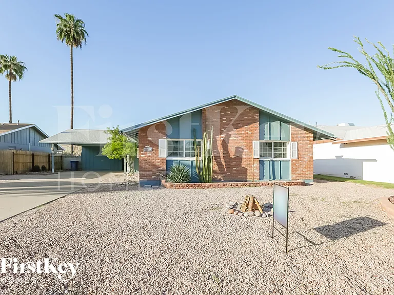 614 E Greenway Dr — Photo 1