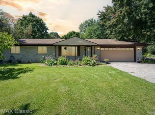 11940 Post Ln, South Lyon, MI 48178