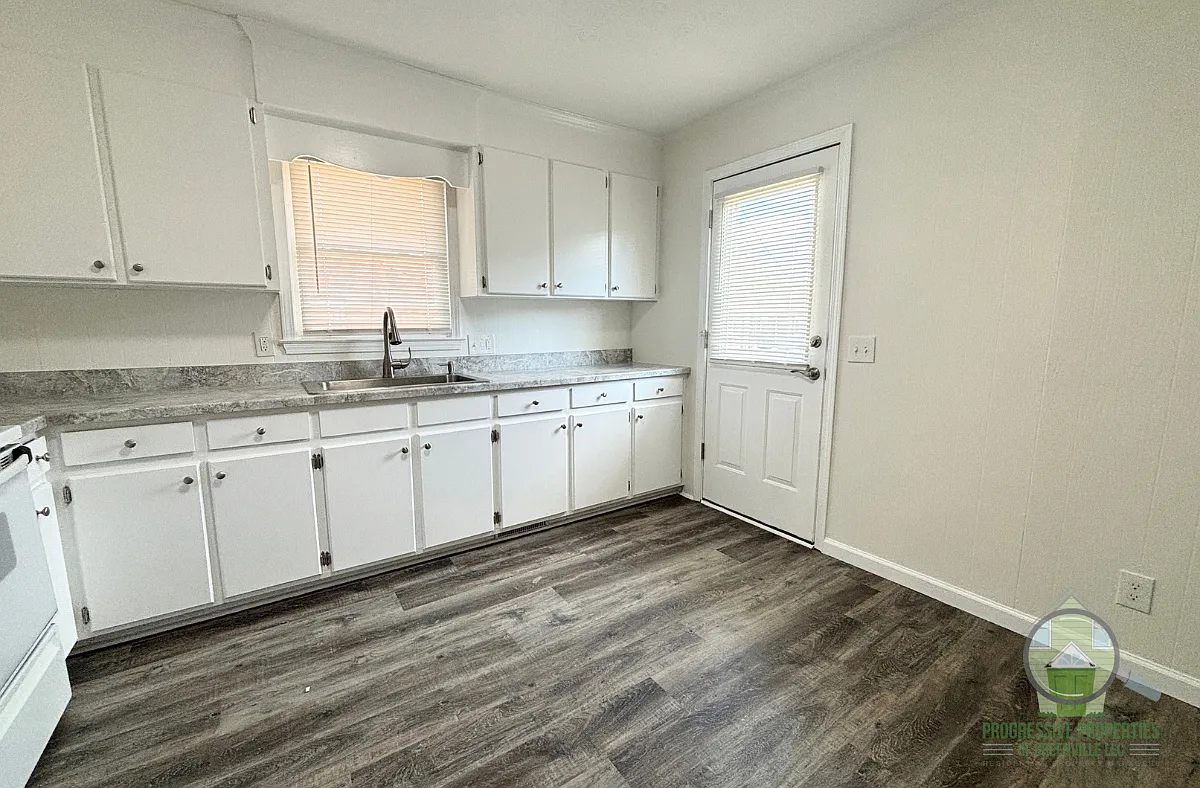900 East Georgia Road — Photo 4
