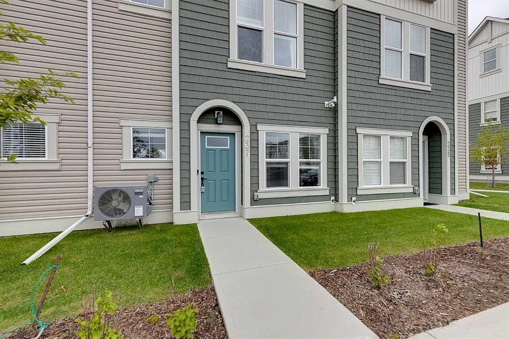 Beautiful 3 Bedroom + Den Townhouse with garage!! — Photo 1