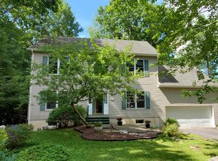 1127 Thunder Dr, Pocono Summit, PA