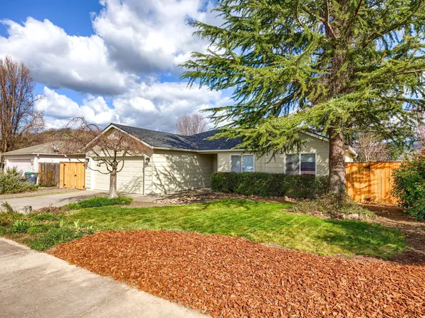 3870 Arrowhead Dr, Medford, OR 97504