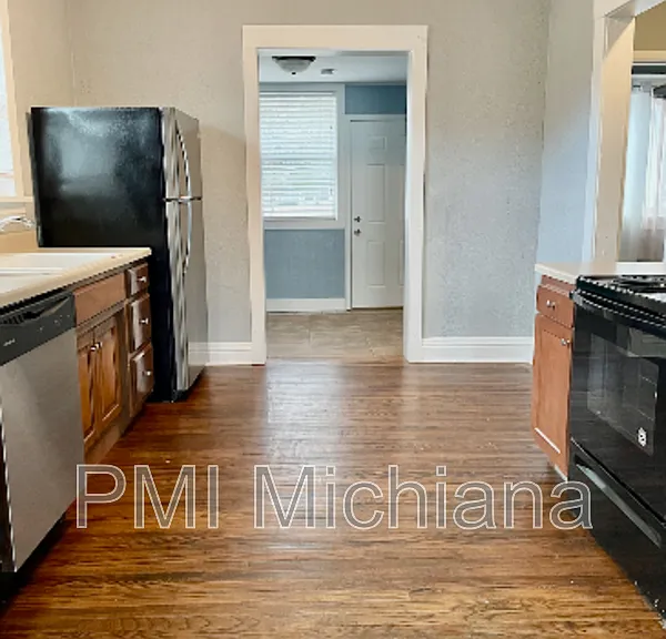 1226 E Madison St — Photo 17