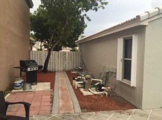 10252 SW 9th Ln, Pembroke Pines, FL 33025