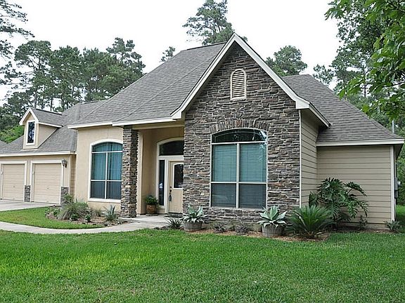 Front and right side of the home. Sidewalk leads from the driveway to the front porch.