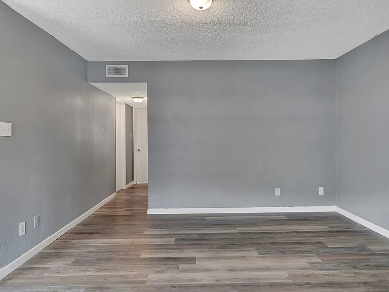 Greenbriar Apartments — Photo 14