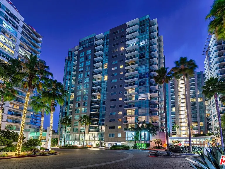13650 Marina Pointe Dr #1706 — Photo 1