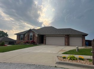 1301 N Crestview Ct, Ozark, MO 65721